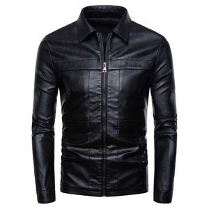 Detail einer schwarzen Bikerjacke aus Kunstleder mit Kragen und Reißverschluss