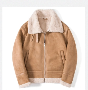 Detail der Herren-Fliegerjacke aus braunem Wildleder mit dickem Kunstfell und Schnallenkragen