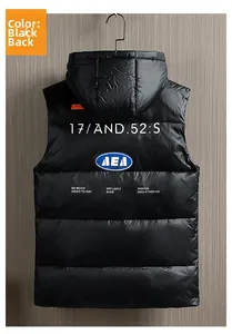 Détail du dos d'un gilet noir à capuche avec texte blanc et logo bleu imprimés