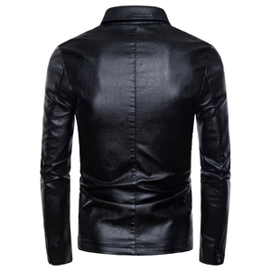 Rückansicht der schwarzen Herren-Kunstlederjacke mit detaillierten Rückennähten