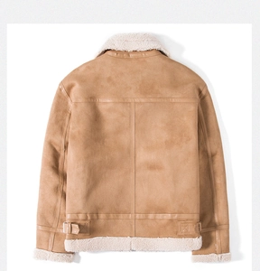 Rückansicht der kamelfarbenen Wildlederjacke mit weißem Lammfellfutter und Schnallen