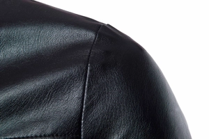 Detailaufnahme der Schulternähte einer schwarzen Herren Lederjacke mit Narbung