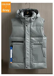 Détail du gilet gris à capuche, aspect métallique, fermeture éclair et ruban bleu