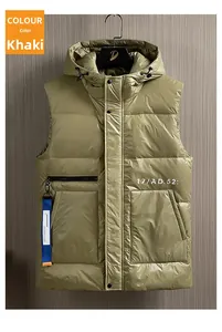Détail du gilet à capuche kaki avec finition brillante et ruban bleu sur la fermeture
