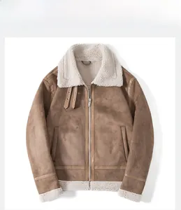 Flachbild von brauner Wildleder-Fliegerjacke mit weichem beigem Lammfellfutter und Kragen