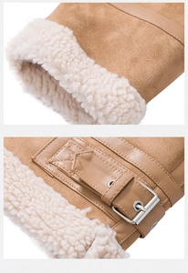 Detail eines Suede-Jackenärmels mit weißem Sherpafutter und silberner Metallschnalle am Saum