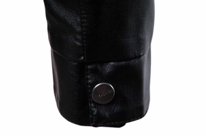 Detailansicht der schwarzen Lederjacke-Manschette mit silbernem Knopf und Fashion-Gravur