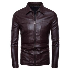 Detailansicht einer dunkelbraunen Motorradlederjacke mit Revers und Bruststickerei