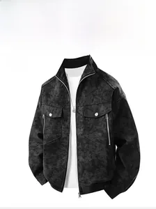 Detail der grauen Kunstlederjacke im Vintage-Stil mit Stehkragen und Reißverschlusstaschen