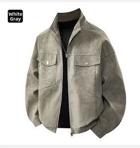 Detailansicht der hellgrauen Wildlederjacke mit Brusttaschen und Reißverschluss