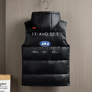Gilet en duvet à capuche pour hommes noir brillant avec texte blanc imprimé et motif matelassé