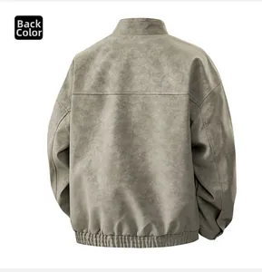 Detailansicht der Rückseite einer graugrünen Wildlederimitat-Jacke mit Schulternähten