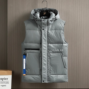 Gilet matelassé gris foncé pour homme avec capuche, nylon brillant et lettrage contrasté