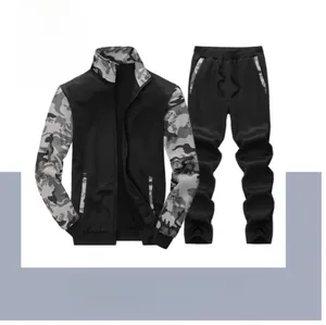 Vue détaillée à plat d'un ensemble survêtement camouflage pour hommes avec veste et pantalon