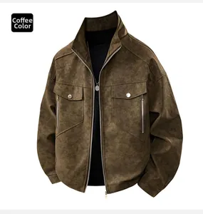 Detailansicht der kaffeebraunen Wildleder-Arbeitsjacke mit Stehkragen und Reißverschlusstaschen