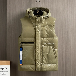 Gilet matelassé pour homme en vert olive avec capuche et sangle décorative de sport
