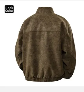 Rückansicht der braunen Kunstlederjacke mit horizontaler Naht und elastischem Saum