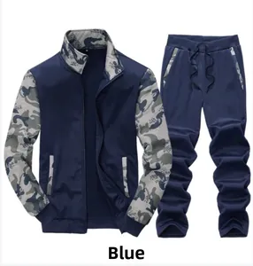Détail du survêtement bleu marine pour homme avec motifs camouflage et veste zippée