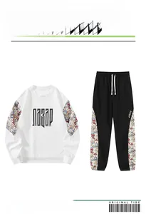 Détail du sweat-shirt blanc et du pantalon noir avec rayures latérales d'ours de dessin animé