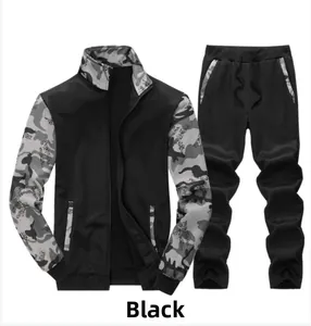 Vue détaillée du survêtement noir avec manches camouflage gris et pantalon de jogging