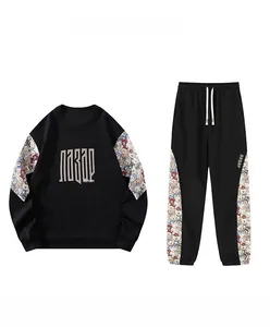 Détail d'un ensemble de survêtement en coton noir avec imprimés ours sur manches et pantalon