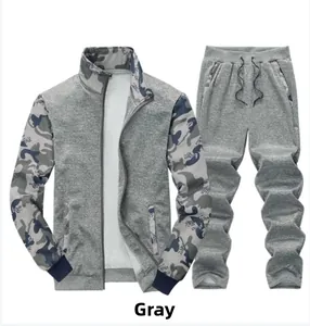 Détail d'un survêtement gris pour homme avec coutures camouflage et poignets côtelés