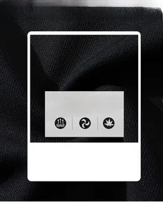 Gros plan sur la maille piquée noire montrant la texture respirante du vêtement de sport