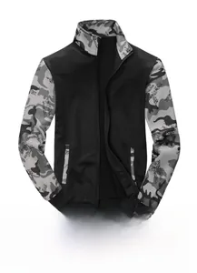 Détail de l'imprimé camouflage sur le col et les manches d'une veste de sport noire