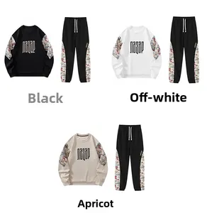Détail à plat de survêtements en coton noir, blanc et abricot avec motifs d'ours