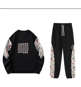 Détail du survêtement en coton noir avec motifs d'ours colorés et inscription Lazar