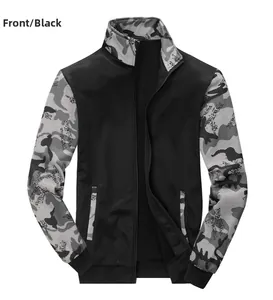 Détail de la veste de sport noire avec manches camouflage gris et poignets côtelés