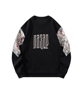 Détail du sweat en coton montrant les motifs d'ours et l'imprimé logo sur la poitrine
