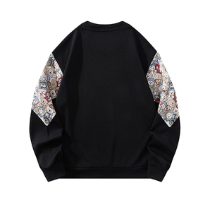 Détail du sweat noir à col rond avec manches imprimées oursons et poignets côtelés