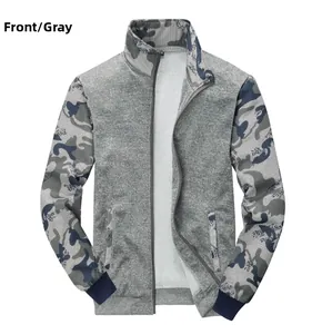 Vue avant de la veste de survêtement polaire camouflage grise avec poignets côtelés bleus