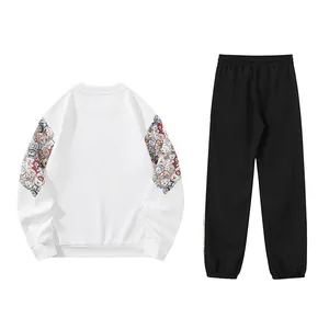Détail du sweat-shirt en coton blanc avec motifs d'ours de dessin animé sur les manches