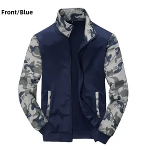 Détail de la veste polaire bleue pour hommes avec motif camouflage au col et épaules