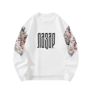 Détail du sweat-shirt blanc en maille gaufrée avec motif d'ours sur les manches