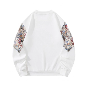 Détail arrière d'un sweat en coton avec motifs d'ours en peluche colorés sur les manches