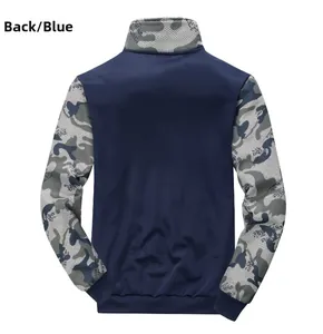 Vue arrière détaillée d'une veste bleue à col montant avec manches camouflage et bords-côtes