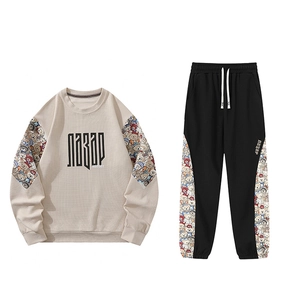 Détail du sweat en tissu gaufré avec texte LAZAP et patchwork à motif d'ours coloré