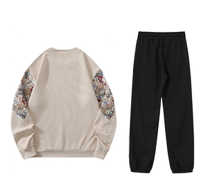 Détail d'un sweat-shirt en gaufre avec motif d'ours coloré sur la manche de sport