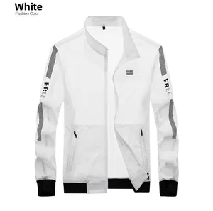 Détail de la veste coupe-vent blanche avec poignets côtelés noirs et logo FREE