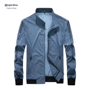 Détail de la veste de protection solaire bleu clair avec lettrage FREE foncé sur les manches