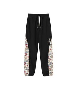 Détail du pantalon de jogging noir en coton avec imprimé ours et cordon de serrage