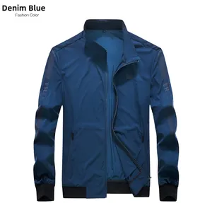Détail de la veste anti-UV bleu denim avec poignets côtelés et imprimé de lettres FREE