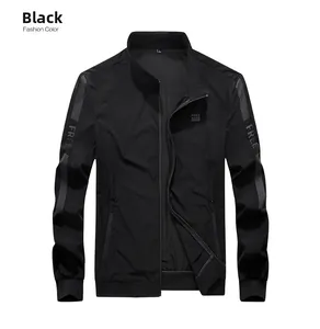 Détail de la veste de protection solaire noire avec lettrage FREE et poche zippée