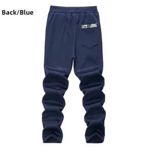 Détail de la poche arrière du pantalon bleu marine avec accentuation camouflage
