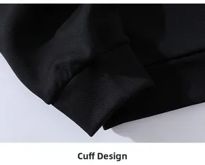 Détail du poignet élastique en maille noire avec des coutures de haute précision