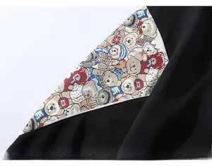 Détail de couture d'épaule d'un sweat avec imprimé ours coloré sur tissu noir doux