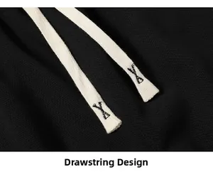 Détail du pantalon de jogging noir avec cordons blancs et coutures en X renforcées au bout